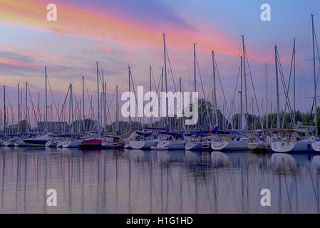 Avis de Toronto avec de nombreux bateaux de plaisance au coucher du soleil Banque D'Images