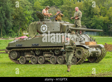 M4A3E8 Sherman et c'est l'équipage. Banque D'Images