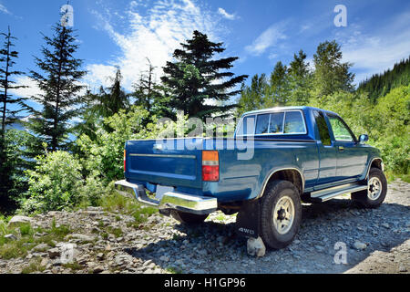 Côté arrière du camion bleu métallique placée sur une forêt montagneuse de gravier près de Whistler BC ensoleillée. Nature HDR Photo horizontale Banque D'Images