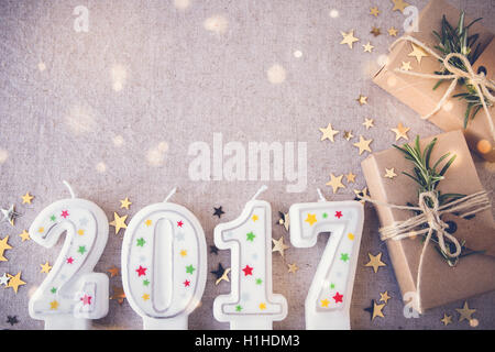 2017 bougies avec eco présente les boîtes, nouvelle année copie espace fairy light toning background Banque D'Images