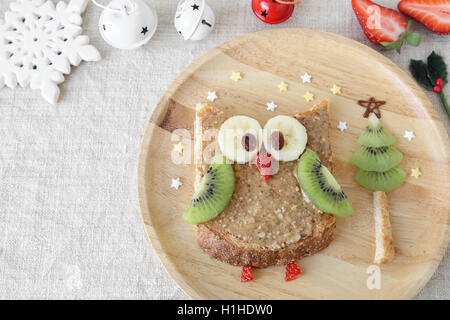 Vacances plaisir owl toast avec des fruits, de l'alimentation Le petit déjeuner pour les enfants de l'art Banque D'Images