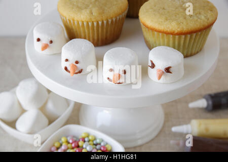 La préparation des cupcakes bonhomme amusant de fusion pour enfants Banque D'Images