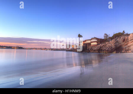 Coucher de soleil sur le port de Corona del Mar, Californie à la plage dans la United States Banque D'Images