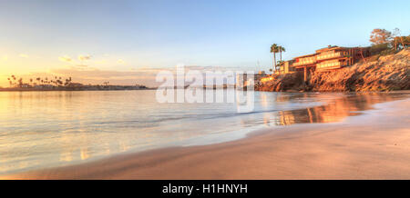 Coucher de soleil sur le port de Corona del Mar, Californie à la plage dans la United States Banque D'Images