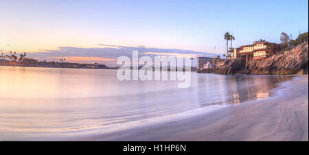 Coucher de soleil sur le port de Corona del Mar, Californie à la plage dans la United States Banque D'Images