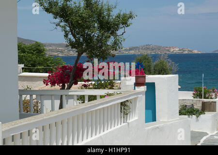 Rue dans le village de Pollonia sur l'île des Cyclades de Milos avec l'île de Kimolos en arrière-plan. Banque D'Images