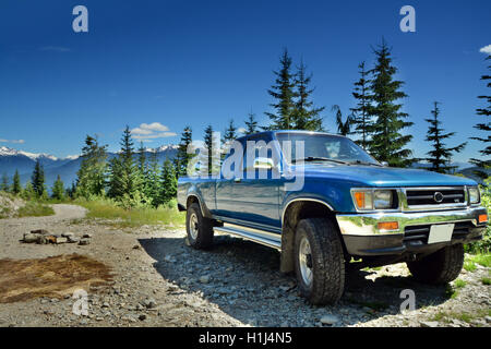 L'avant du camion bleu métallique placée sur une forêt montagneuse de gravier près de Whistler BC ensoleillée. Nature HDR Photo horizontale Banque D'Images