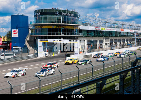 Début de course de voiture, les premières secondes de l'ADAC GT Masters car race, la sortie des stands, Porsche, Audi, Lamborghini, Nissan, Corvette, Bentley, Mercedes, Nuerburgring, Rheinland-Pfalz, Allemagne, Europe Banque D'Images