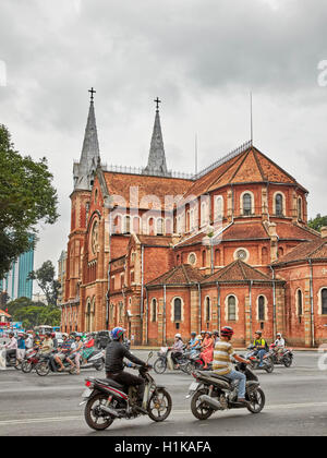 Trafic routier près de la Basilique Notre-Dame de Saigon. Ho Chi Minh Ville, Vietnam. Banque D'Images