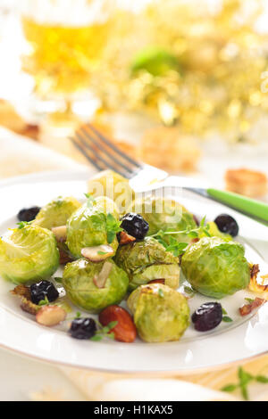 Choux de Bruxelles au four avec amandes et raisins pour les vacances. Banque D'Images