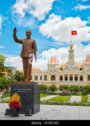 Ho Chi Minh Statue devant le Comité populaire de bâtiment. Ho Chi Minh Ville, Vietnam. Banque D'Images