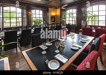 Tables de restaurant mis prêt pour les clients, Cardiff, Pays de Galles, Royaume-Uni Banque D'Images