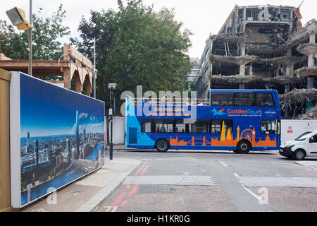 Un horizon de Londres répétés sur un panneau de développement et d'un autobus de tournée, le 21 septembre 2016, à Waterloo, SE1, South London Borough of Southwark, England UK Banque D'Images