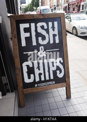 Fish and chips signe extérieur 'hook' de Camden Town à Londres, Royaume-Uni Banque D'Images