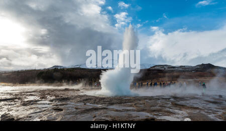 L'éruption du geyser Strokkur, hot springs, dans la zone géothermique de la vallée de Haukadalur, Golden Circle, Région du Sud, Islande Banque D'Images