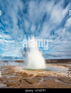 L'éruption du geyser Strokkur, hot springs, dans la zone géothermique de la vallée de Haukadalur, Golden Circle, Région du Sud, Islande Banque D'Images