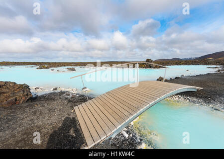 Pont en bois, bleu lagon près de Gratdavik, à l'ouest de l'Islande, Islande Banque D'Images