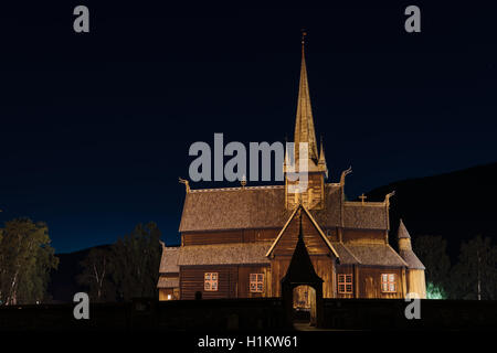 Église illuminée Lom, Lom, Oppland, Norvège Banque D'Images