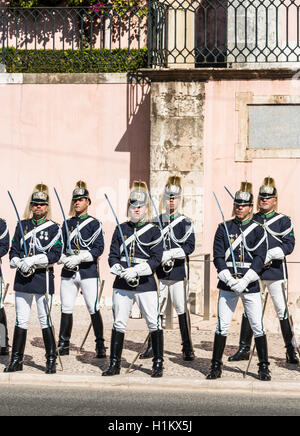 Le déploiement de la Garde nationale de discours de président portugais Marcelo Rebelo de Sousa, Guarda Nacional Republicana, Lisbonne Banque D'Images