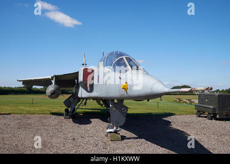 Un SEPECAT Jaguar t2d'un avion d'entraînement d'attaque au sol à l'affiche au Musée de l'air de Newark, Nottinghamshire, Angleterre. Banque D'Images