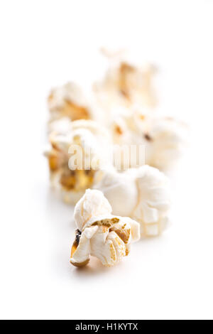 Popcorn salé savoureux isolé sur fond blanc. Banque D'Images