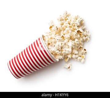 Popcorn salé savoureux dans la tasse de papier rayé isolé sur fond blanc. Banque D'Images
