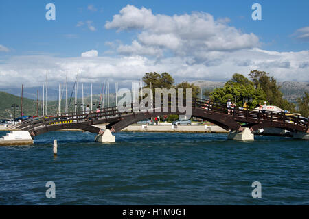 Pont en bois enjambant le canal de Lefkada Lefkada Island Lefkada Grèce Îles Ioniennes Banque D'Images