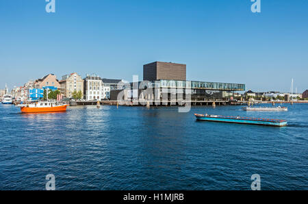 Skuespilhuset Théâtre Royal Danois (Le) par le port de Copenhague au Danemark comme vu de la mer avec des bateaux du canal Banque D'Images