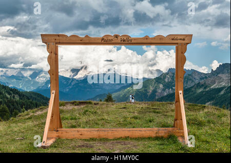 Les Dolomites, Trentino, en Italie du nord. Un châssis en bois entoure le spectaculaire sur la montagne à Passo di Valles Banque D'Images