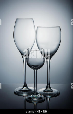 Trois verres différents sur un gradient background Banque D'Images