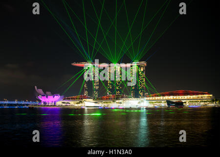 Merveilleux show laser au bord de Marina Bay à Singapour. Asie Banque D'Images