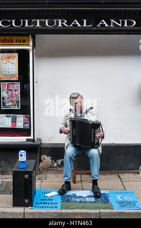 Presteigne, Powys, au Royaume-Uni. Un musicien local à jouer de l'accordéon pour lever des fonds pour la recherche sur le cancer Banque D'Images