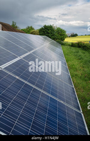 Kent, UK. Un ensemble de panneaux solaires (photovoltaïque ou PV) installé sur une ferme Banque D'Images