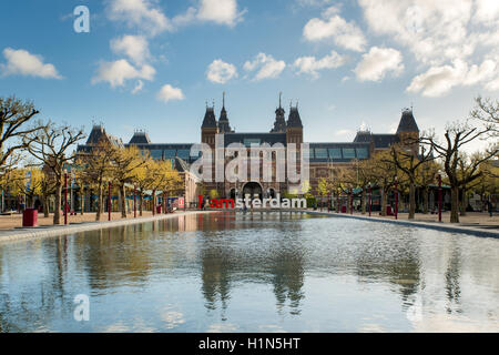 Rijksmuseum Amsterdam quartier des musées avec les Offres spéciales Iamsterdam mots est montré dans Amsterdam, Pays-Bas Banque D'Images