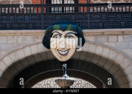 Entrée de la Casa de la Moneda Nacional, Potosi, Bolivie. Le masque de Bacchus (1865) est devenu une icône de la ville. Banque D'Images