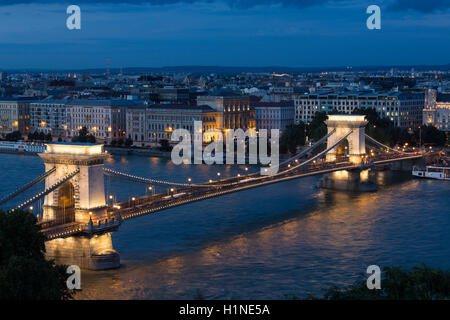 Soir vue sur le Pont des chaînes Széchenyi sur le Danube dans la ville de Budapest en Hongrie. Banque D'Images