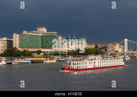 La ville de Budapest, Hongrie. Vue sur bateaux de touristes sur le Danube à l'égard de l'organisme nuisible á coté de la rivière. Banque D'Images