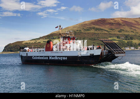 Ile d'Arran, en Écosse. Vue pittoresque du CalMac ferry, MV Loch Tarbert, laissant Lochranza port. Banque D'Images