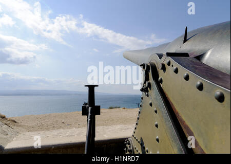 La mise en place fort Rumeli Mecidiye (turc) Tabya canon canon Krupp et dardanel perspective sur la mer. Ce coup de canon Ocea HMS Banque D'Images