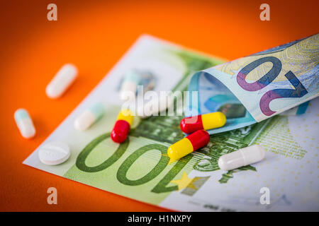 Billets et médicaments. Banque D'Images