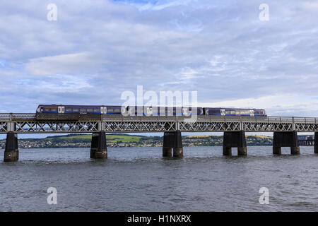 Tay Rail Bridge, north end, Dundee, Ecosse, avec un diesel Scotrail (DMU) passage à niveau. Banque D'Images