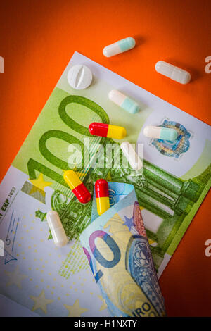 Billets et médicaments. Banque D'Images