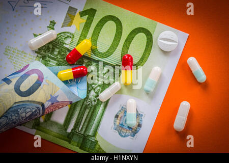 Billets et médicaments. Banque D'Images