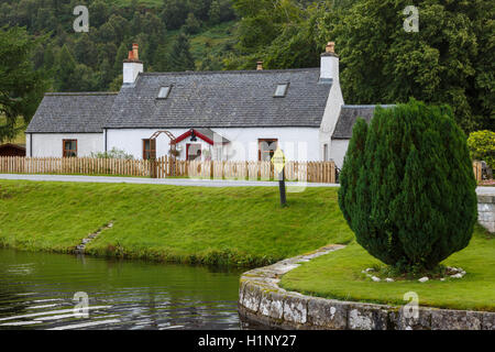 Maison éclusière à Aberchalder, sur le Canal Calédonien, et près d'un pont tournant sur la rivière Oich, Invergarry, haut Banque D'Images