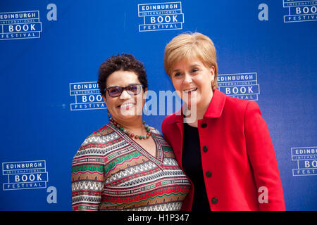 Jackie Kay (poète écossais et Makar) avec le Premier Ministre de l'Écosse, Nicola Sturgeon MSP au Edinburgh International Book Festival. Edimbourg, Ecosse. 18 août 2016 Banque D'Images