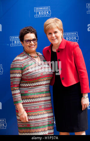 Jackie Kay (poète écossais et Makar) avec le Premier Ministre de l'Écosse, Nicola Sturgeon MSP au Edinburgh International Book Festival. Edimbourg, Ecosse. 18 août 2016 Banque D'Images