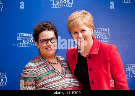 Jackie Kay (poète écossais et Makar) avec le Premier Ministre de l'Écosse, Nicola Sturgeon MSP au Edinburgh International Book Festival. Edimbourg, Ecosse. 18 août 2016 Banque D'Images