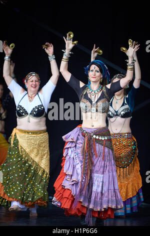 Ashnah la scène de danse du ventre lors de célébrations à la route 2015 Cowley Carnaval à Oxford Banque D'Images