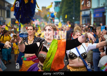 Danse du ventre lors de célébrations à la route 2015 Cowley Carnaval à Oxford Banque D'Images