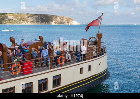 Passagers à bord du Waverley Paddle Steamer à Swanage Bay, Swanage, Dorset UK en septembre, lors d'une magnifique journée ensoleillée et chaude Banque D'Images